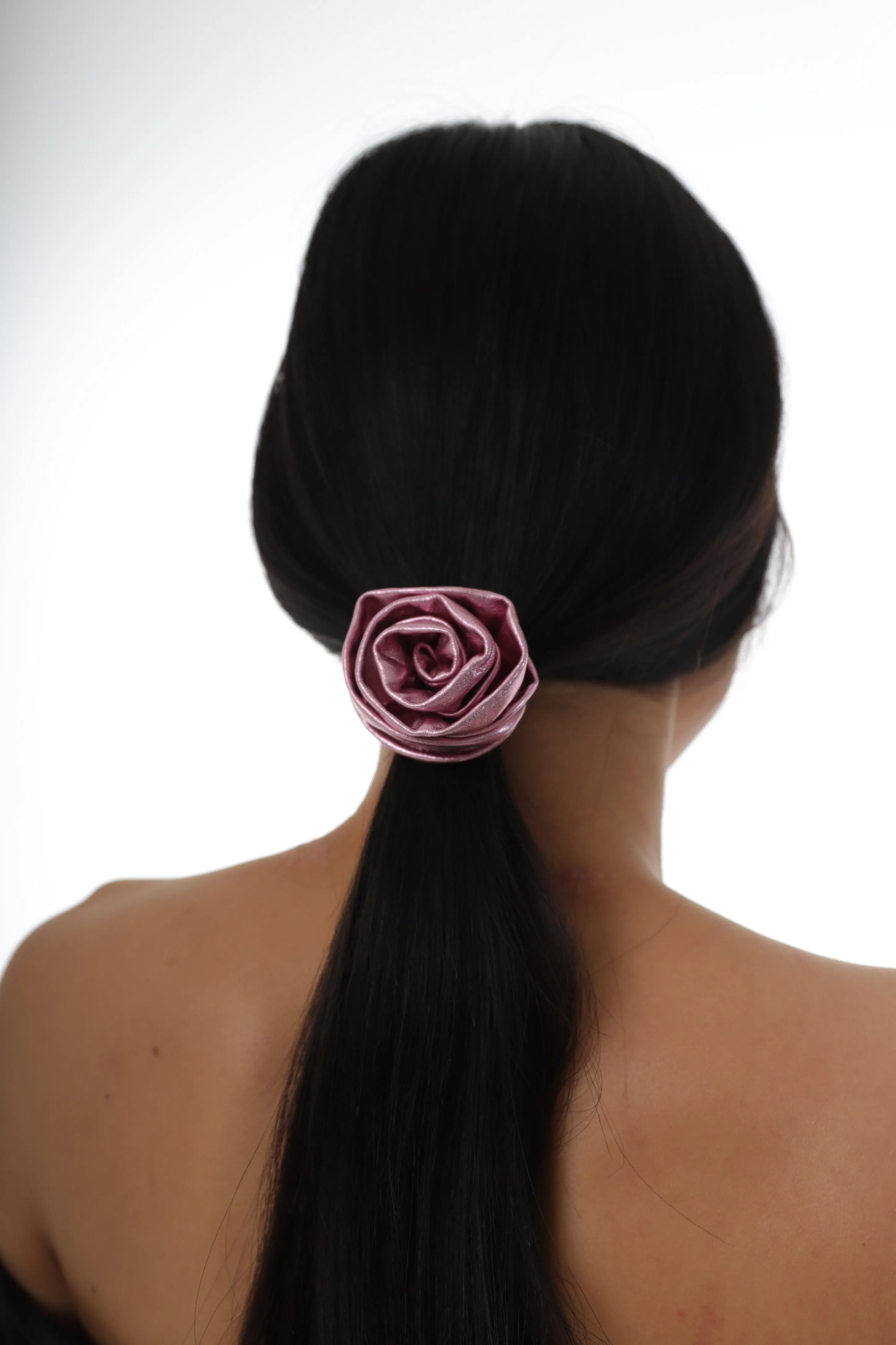 ROSETTE HAIR ELASTIC IN METALLIC PINK LEATHER