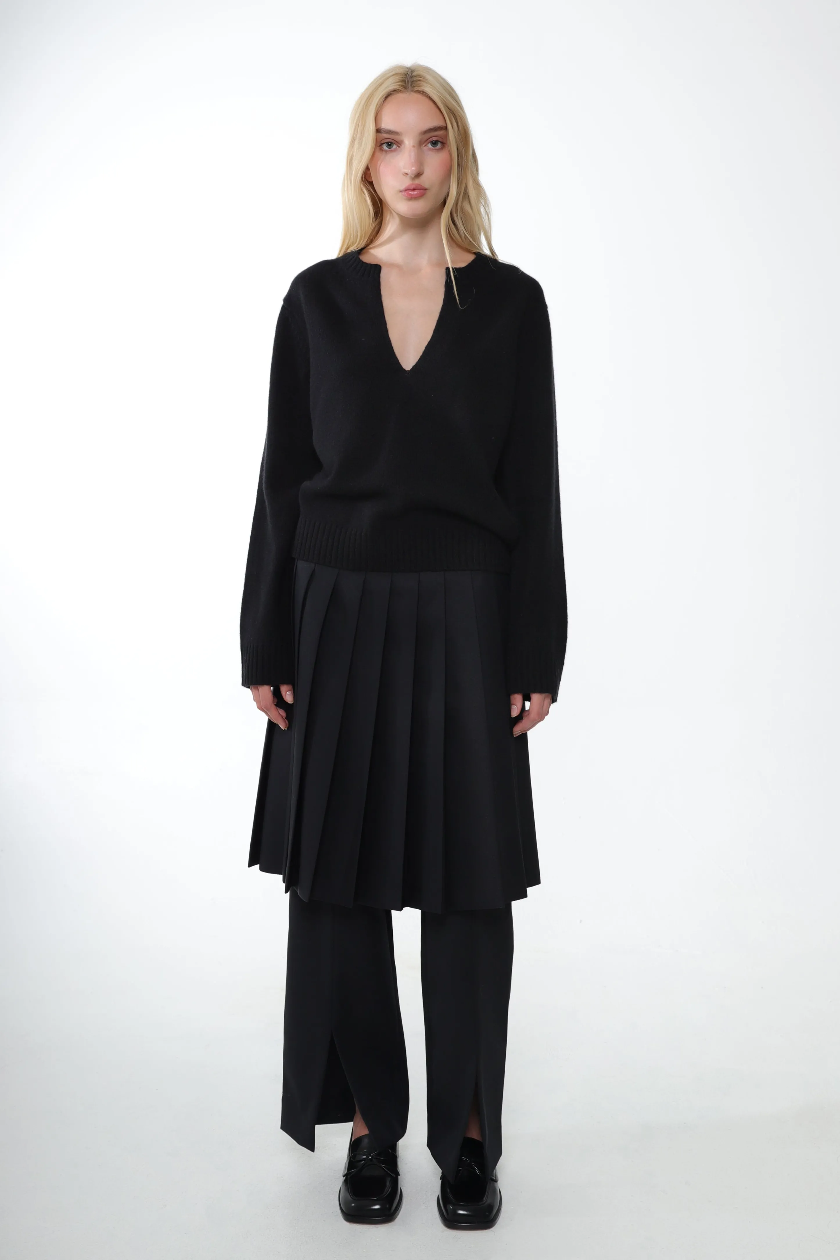 NESH CASHMERE SWEATER IN BLACK