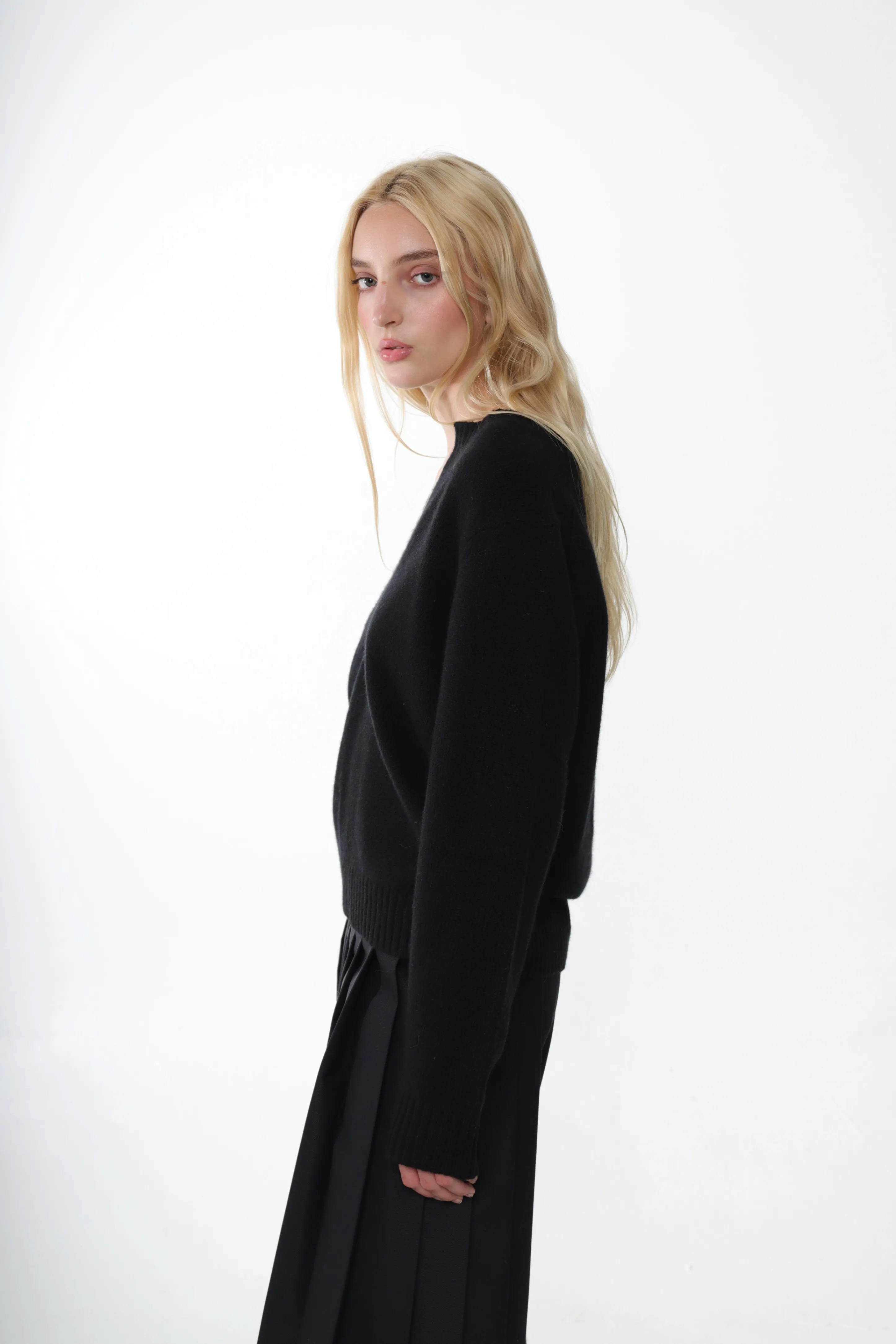 NESH CASHMERE SWEATER IN BLACK