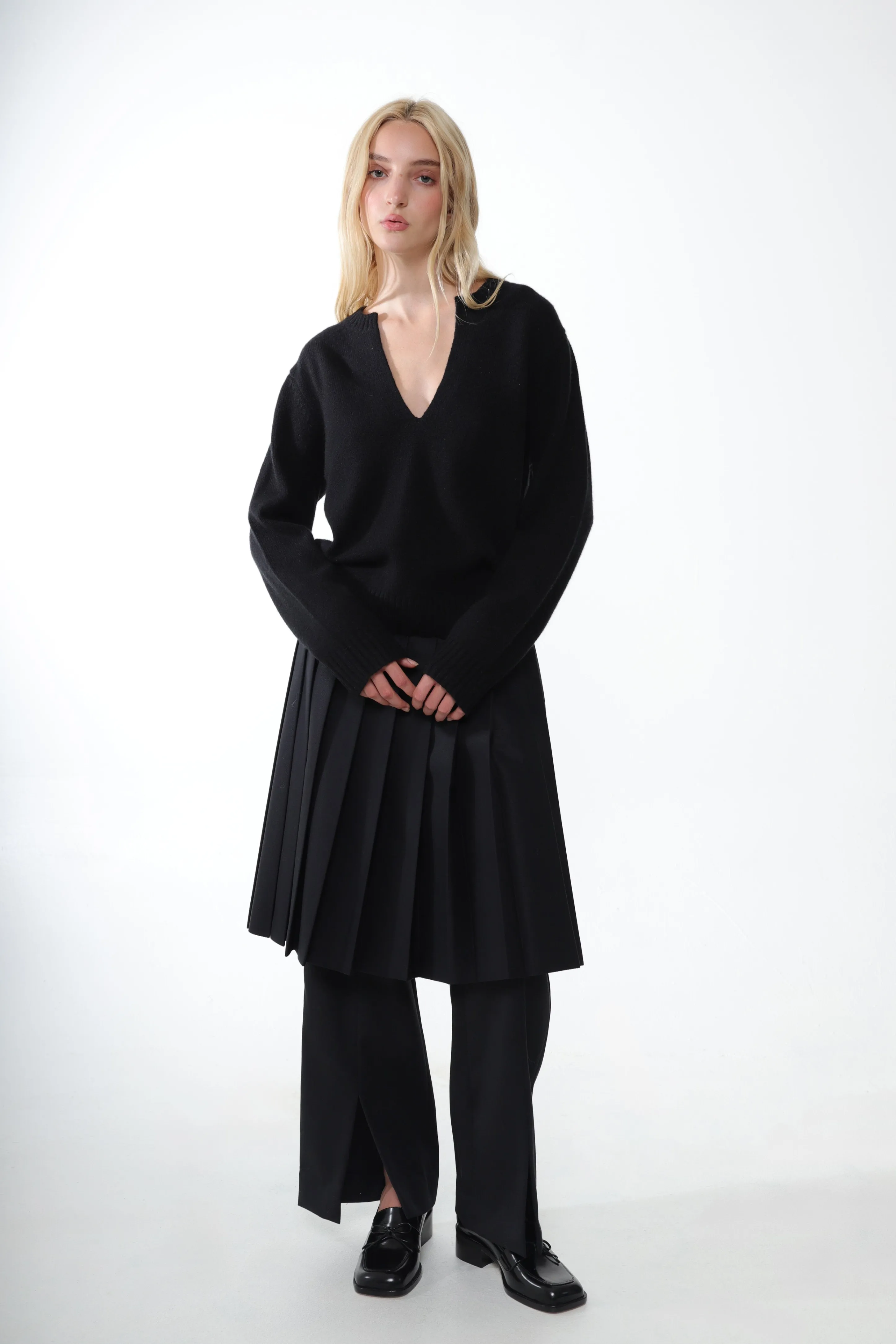 NESH CASHMERE SWEATER IN BLACK