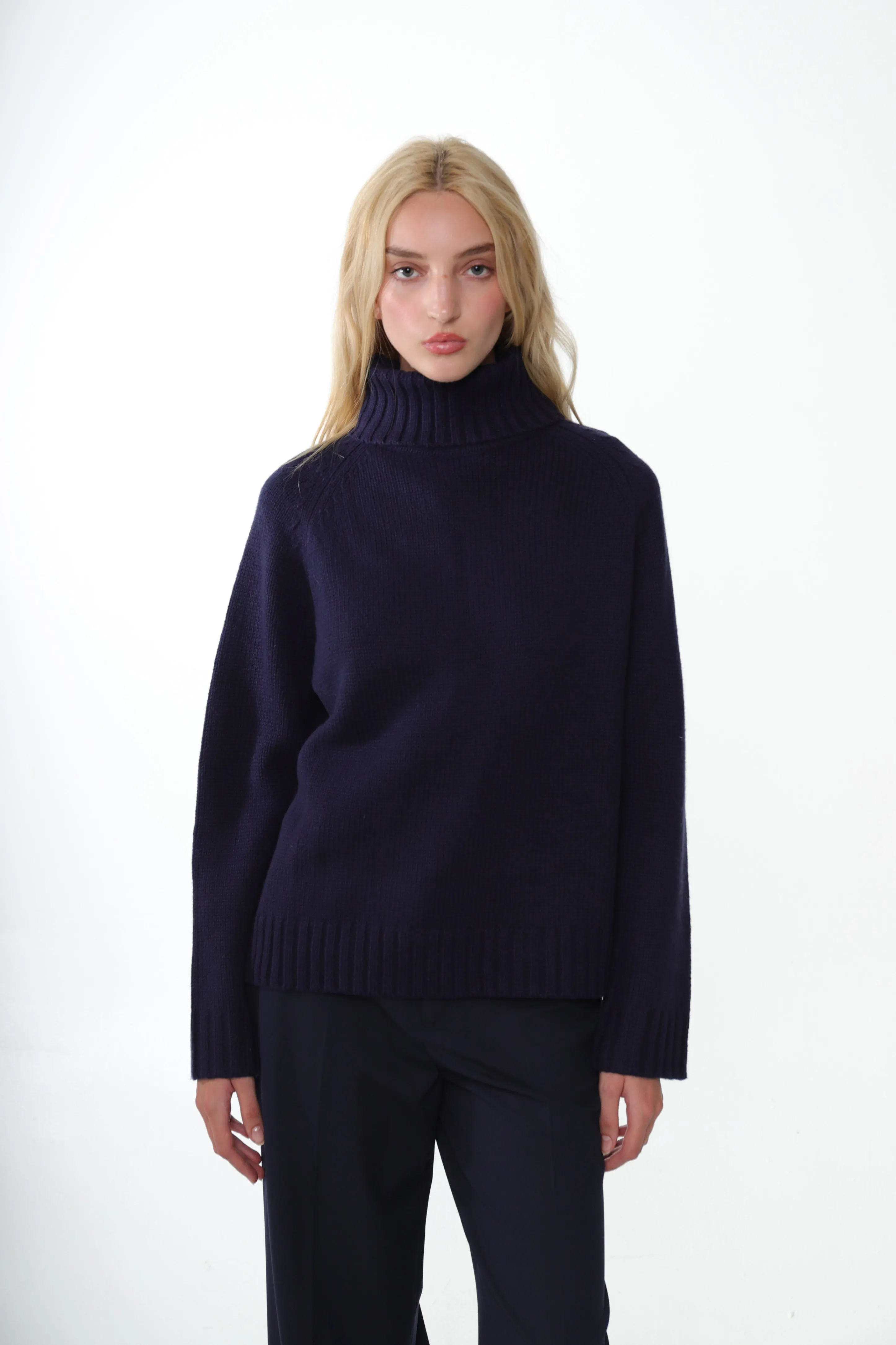 GUMS SWEATER IN NAVY