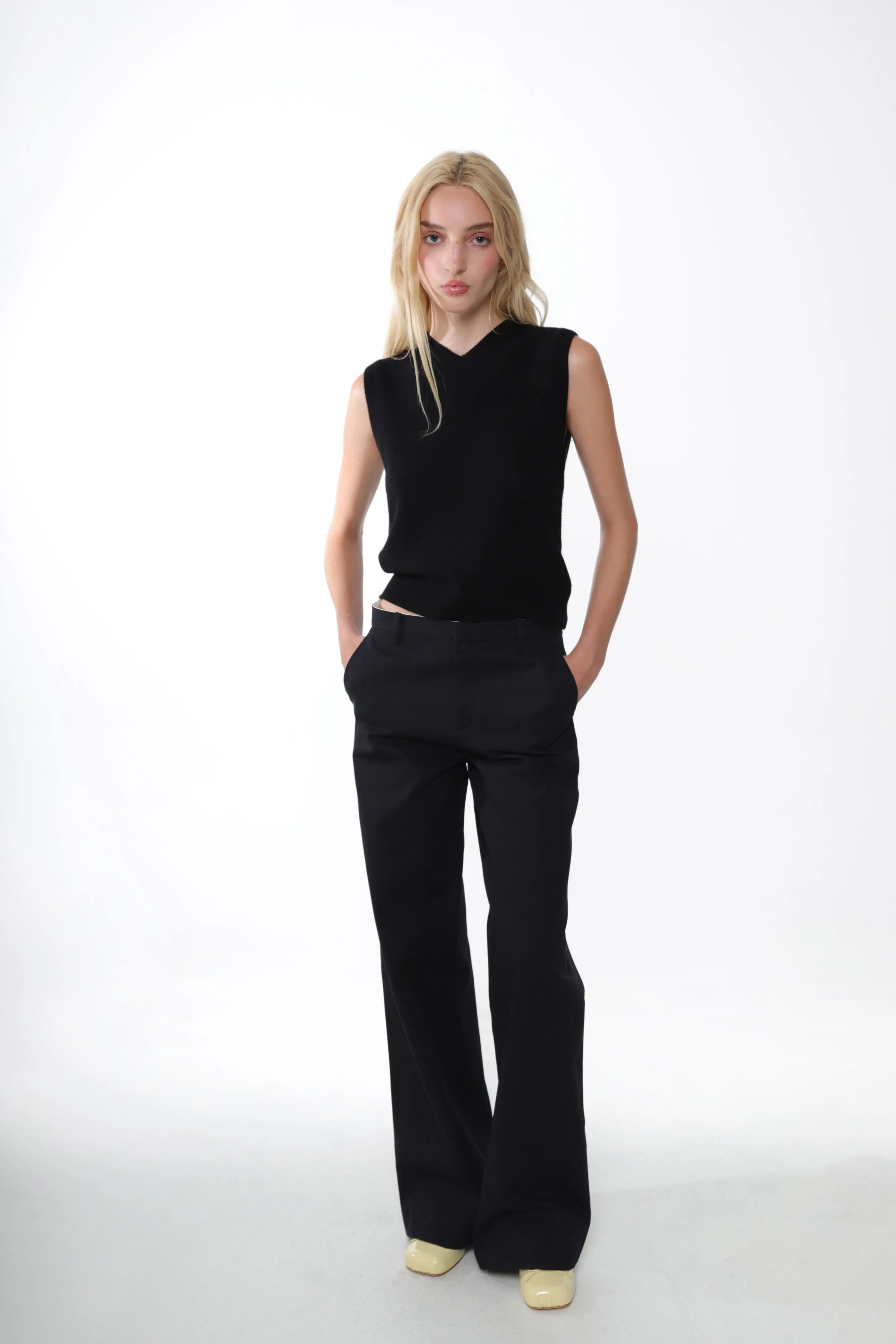 CASHMERE SHRUNKEN VEST IN BLACK