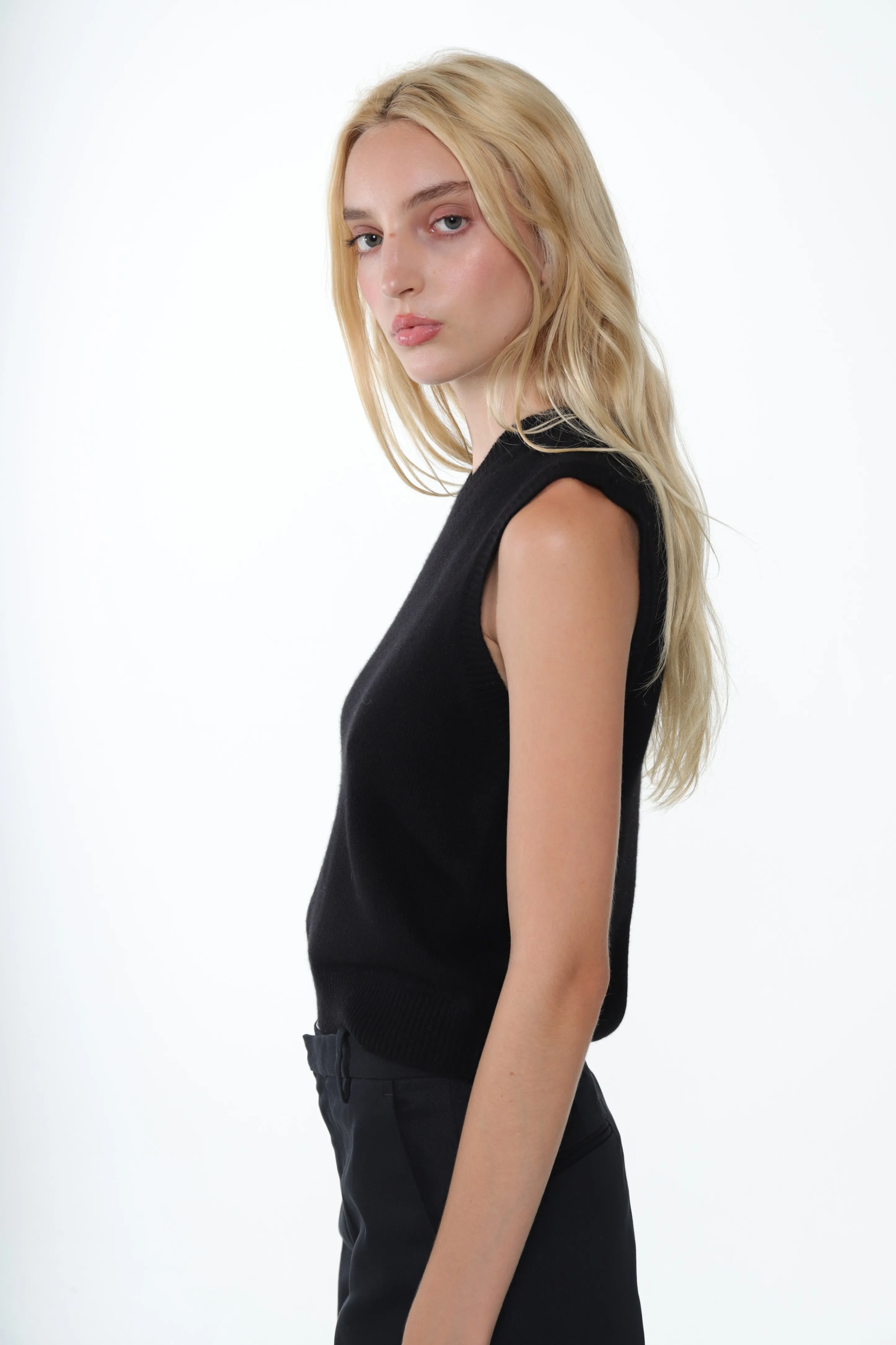 CASHMERE SHRUNKEN VEST IN BLACK