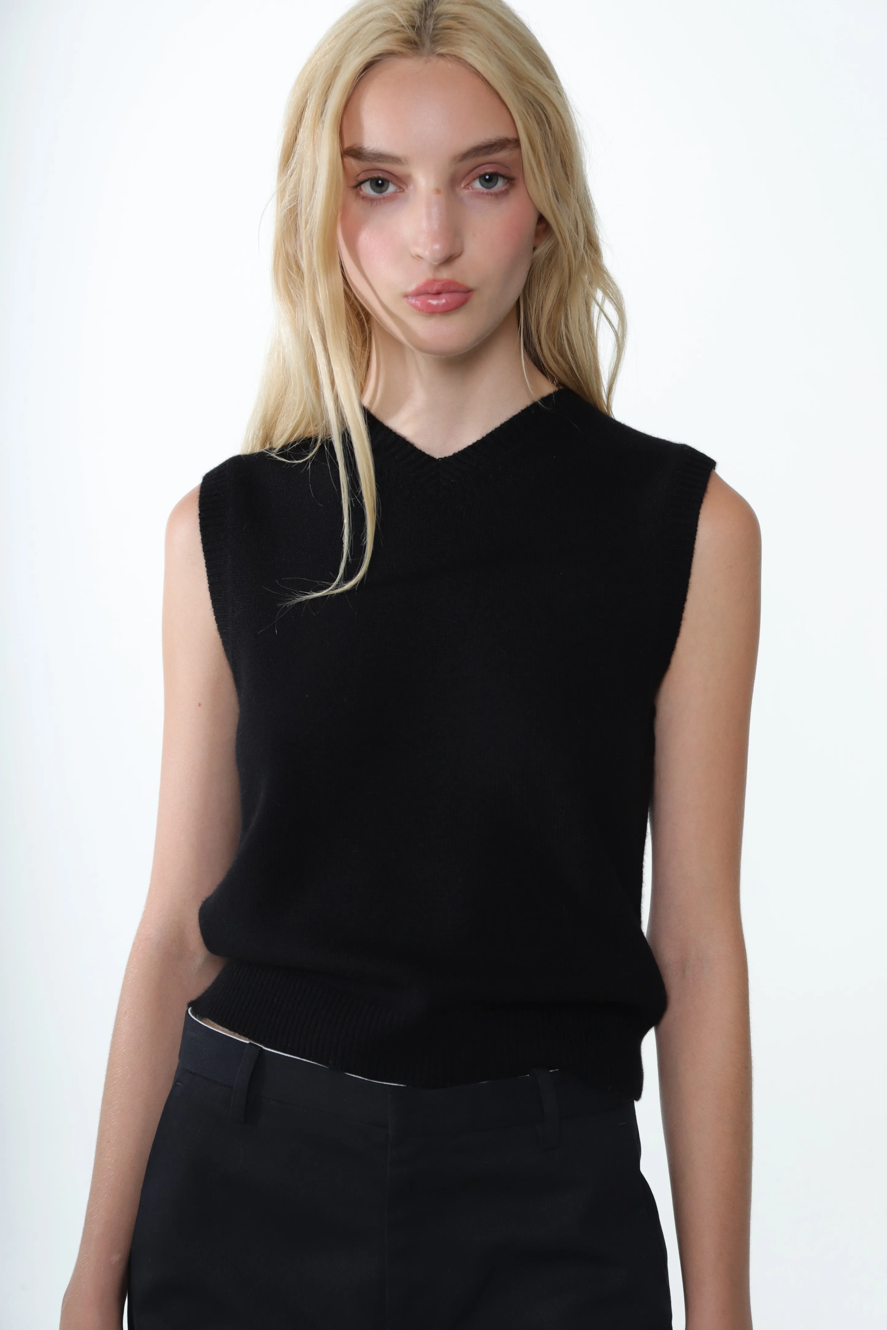 CASHMERE SHRUNKEN VEST IN BLACK