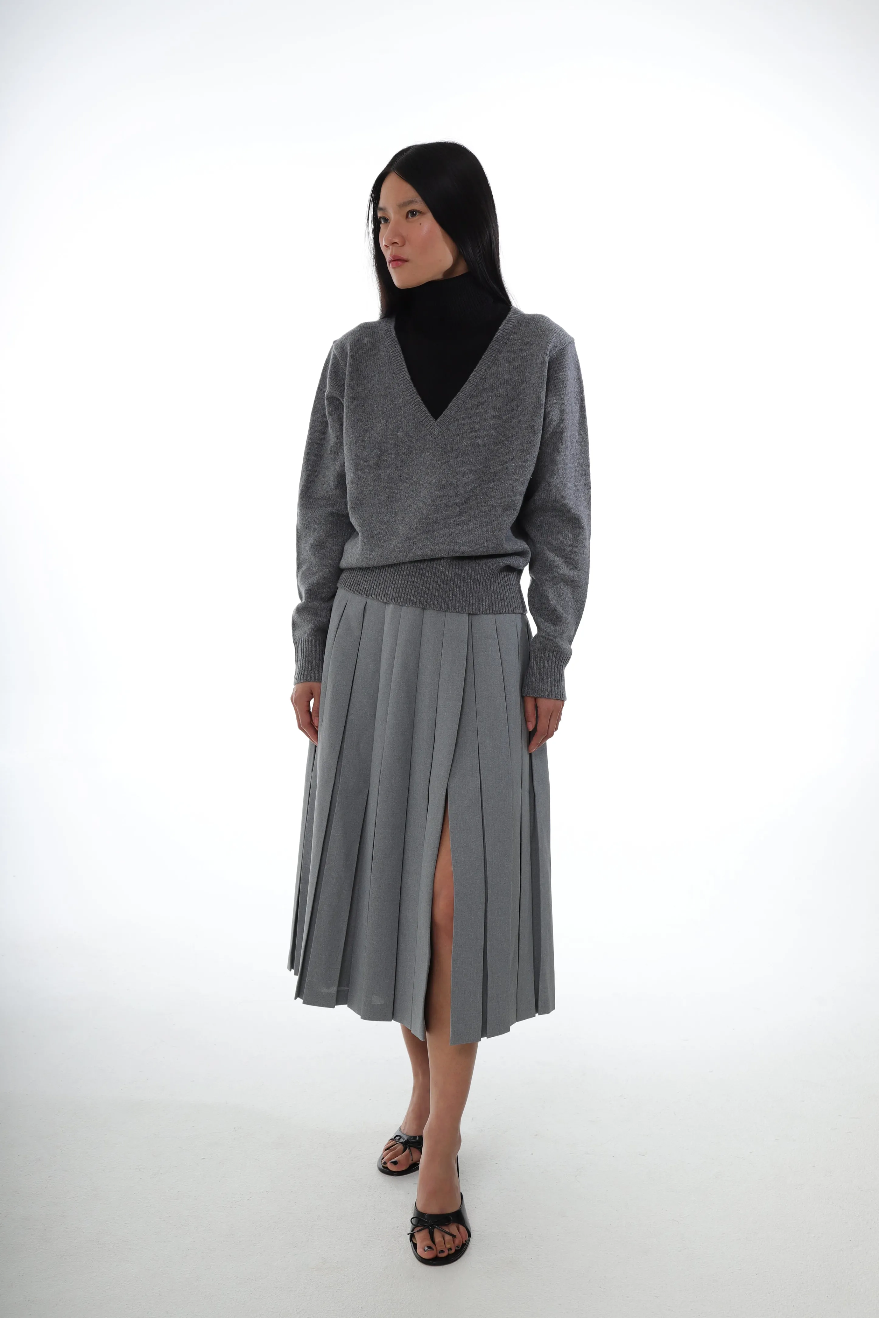 BAMBOO SWEATER IN CHARCOAL