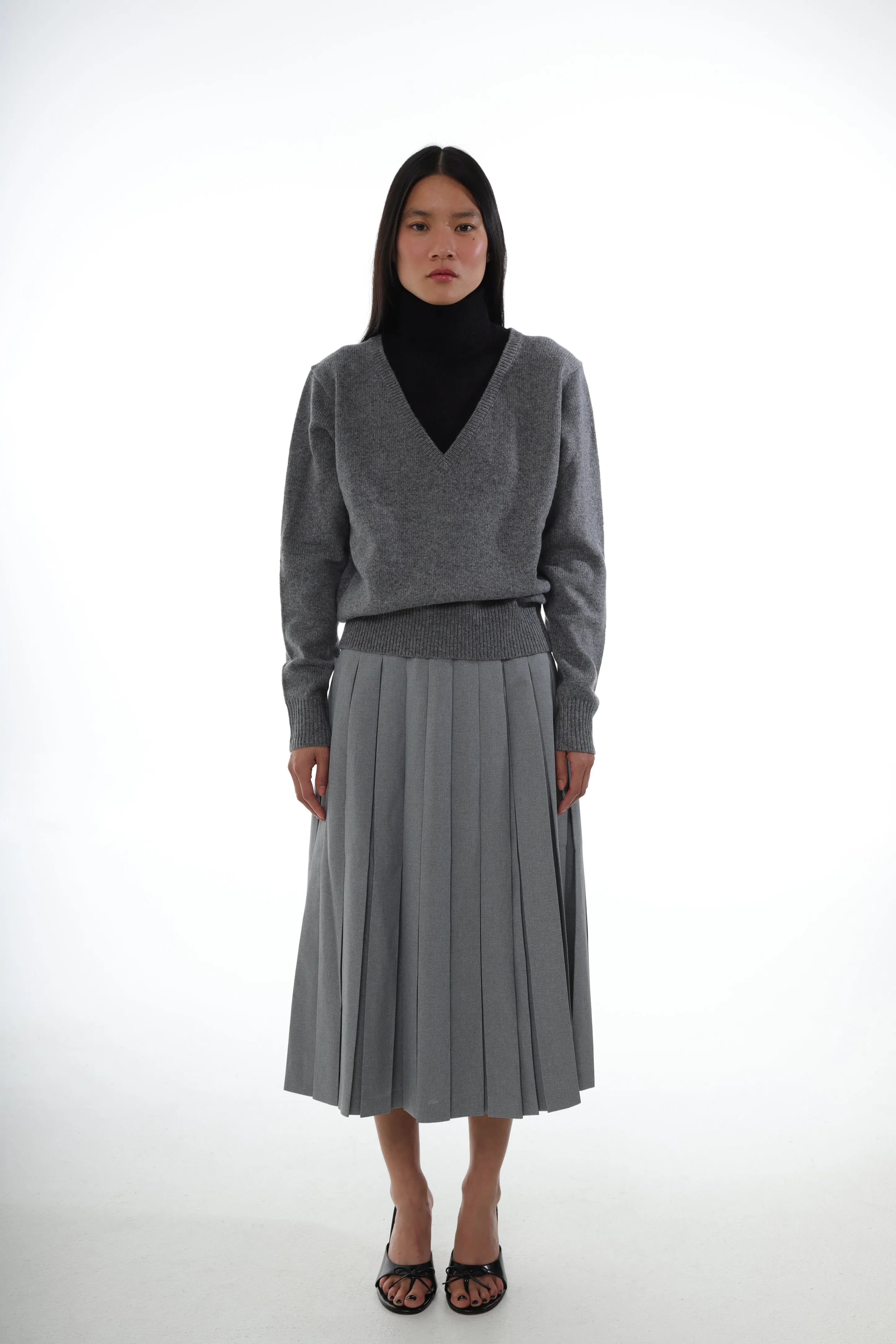 BAMBOO SWEATER IN CHARCOAL