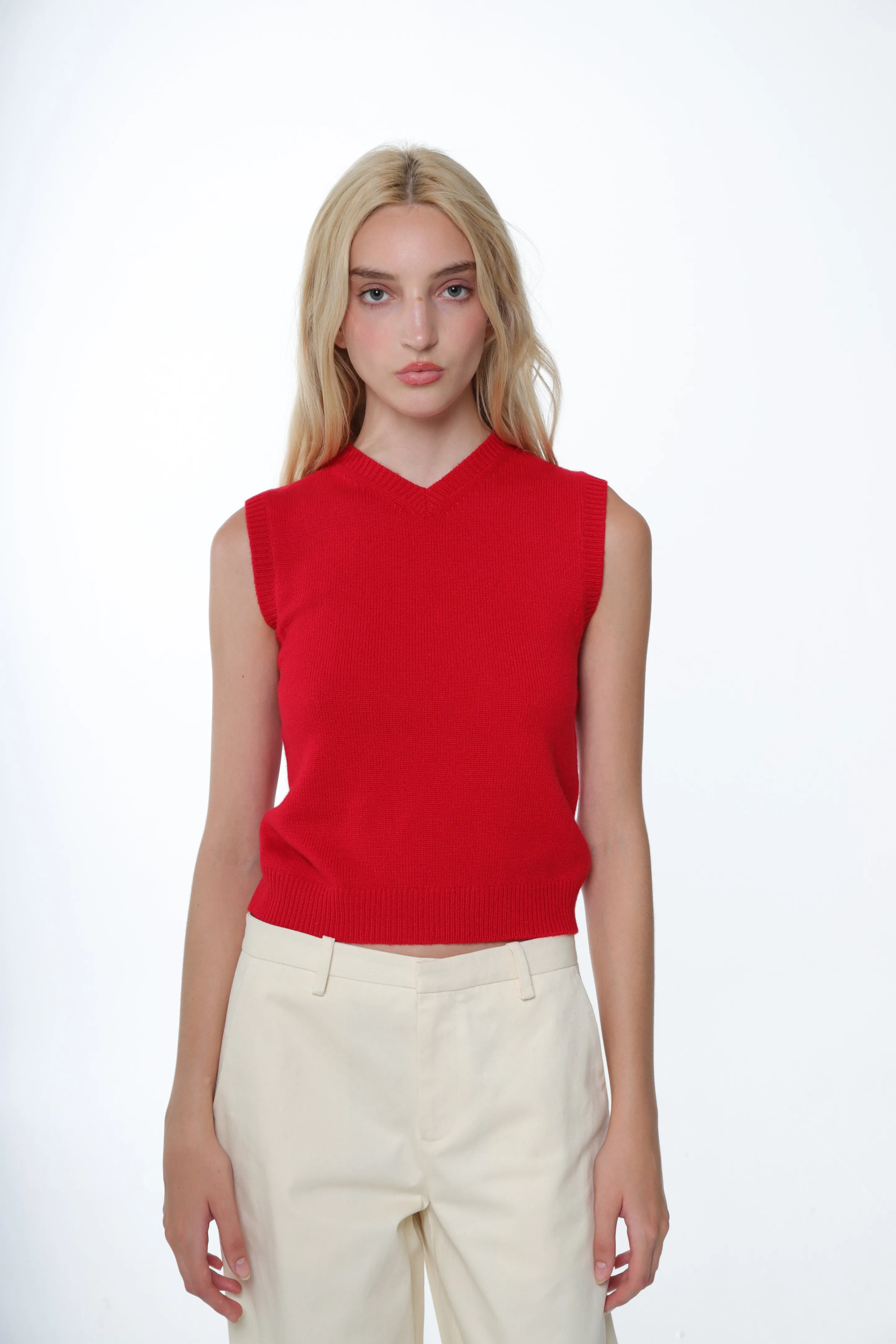 CASHMERE SHRUNKEN VEST IN RED