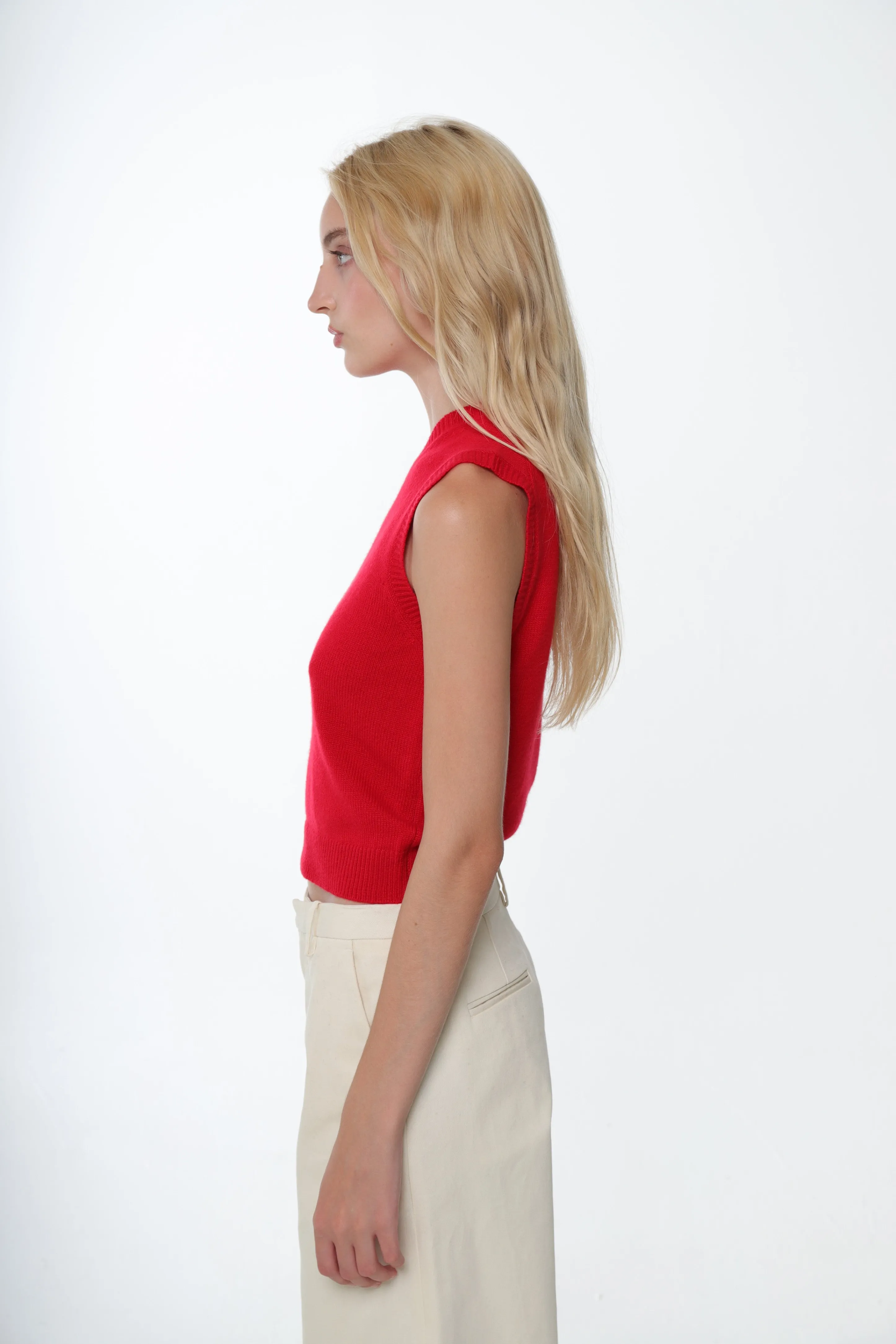 CASHMERE SHRUNKEN VEST IN RED